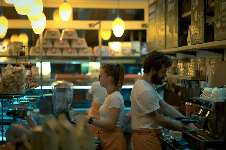Groupe attablé partageant des tapas au Boleston