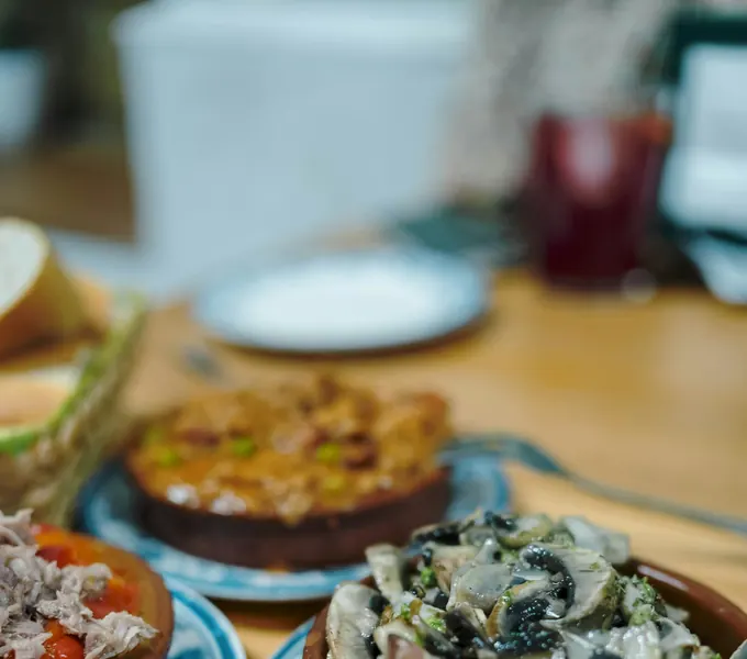 Assortiment de tapas servi au comptoir du Boleston